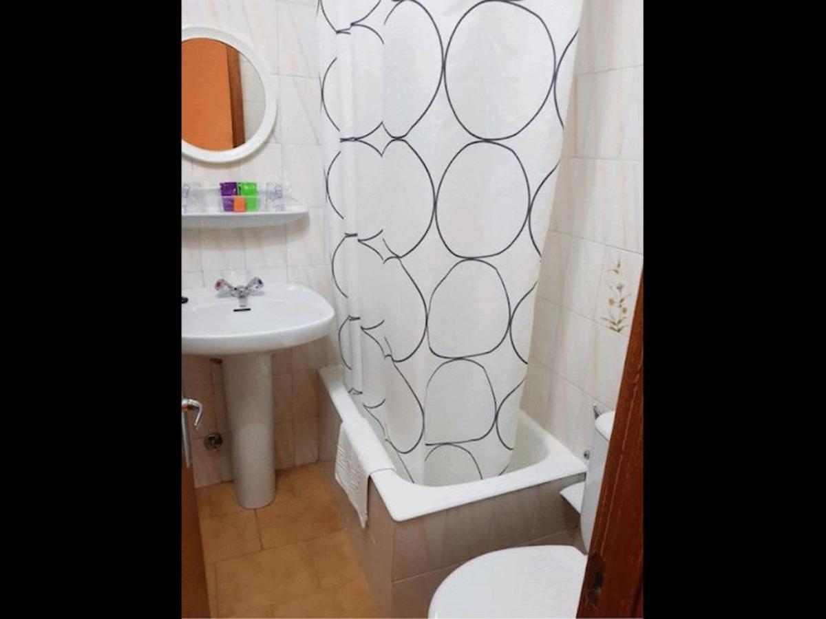Room In Lodge - Double And Single Room - Pension Oria 2 Luarca Eksteriør bilde